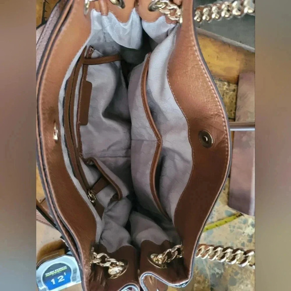 Michael Kors Hamilton w/crossbody strap - Picture 9 of 9